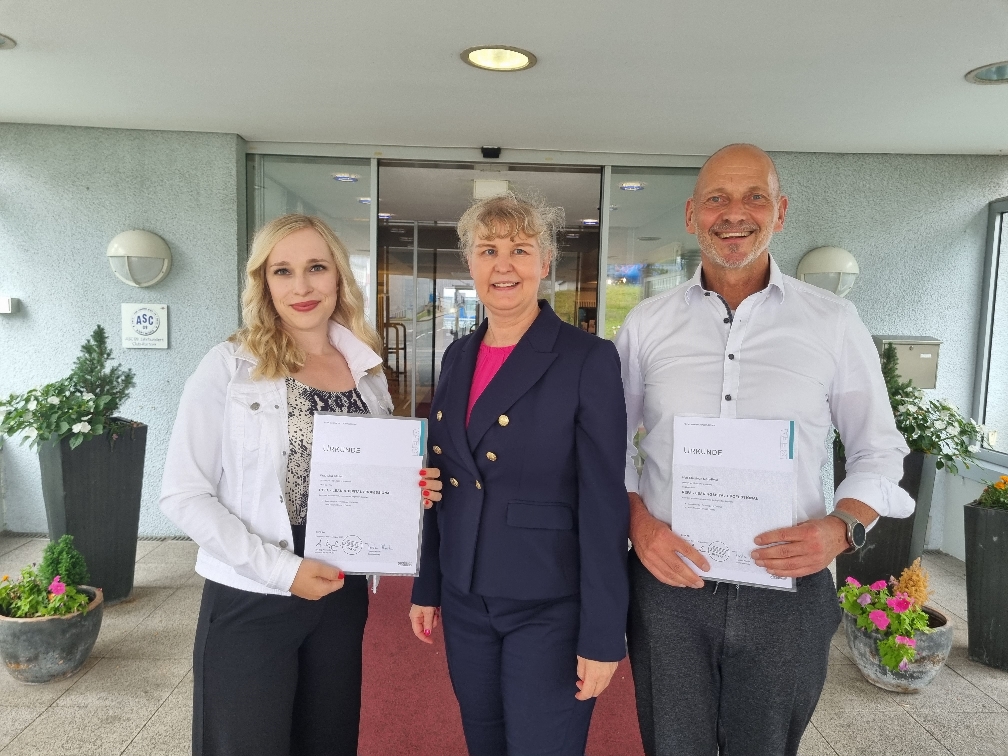 Dr. Börchers, Frau Lisa Glaser und Herrn Marx-Pyko bei der Überreichung der Zertifikate